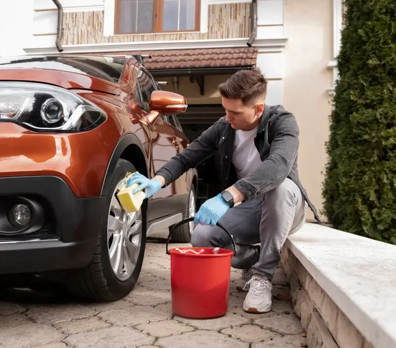 Lavage auto à domicile Tournemire : professionnel intervenant sur un véhicule